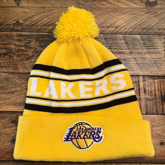 Los Angeles Lakers Jacquard Cuff Yellow Pom - Picture 1 of 3